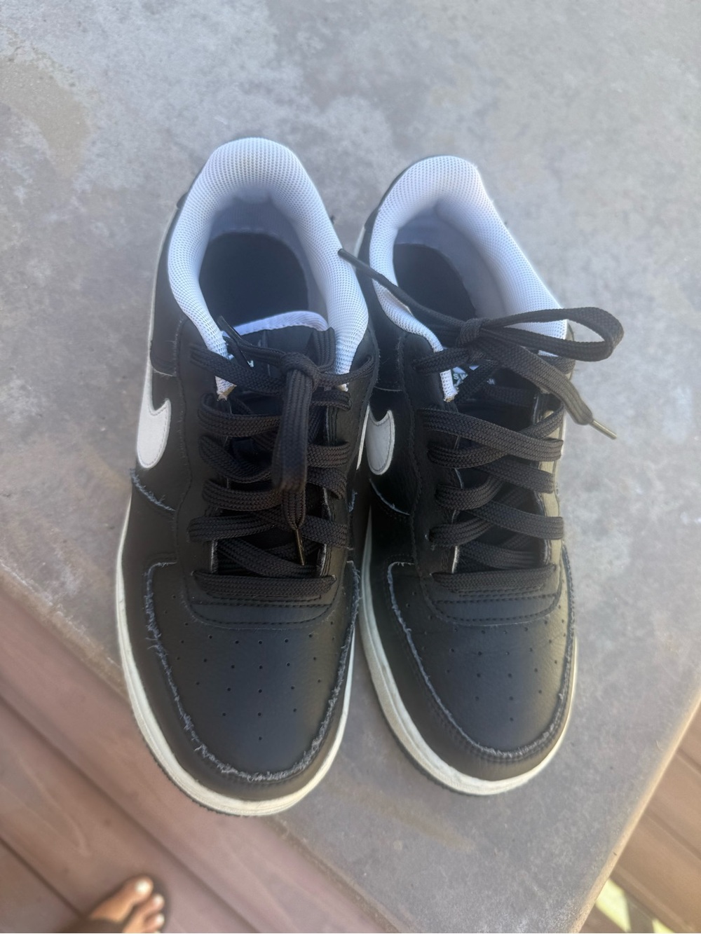 Nike Kids Black and White Low-Top kids boys Air force Sneakers - Picture 6 of 13